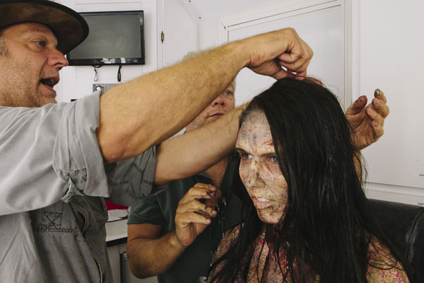 À esquerda, o co-produtor executivo greg nicotero. Ao centro, andy schoneberg, que trabalha nos efeitos especiais e maquiagens, trabalhando no cabelo da atriz.