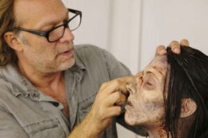 Nicotero colocando lentes de contato.