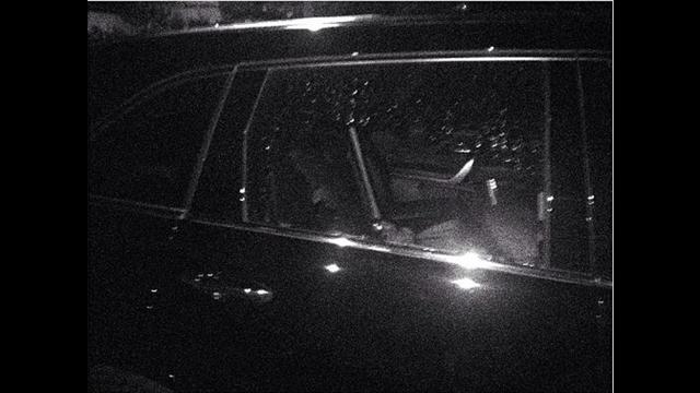Steven yeun postou uma foto do seu carro com a janela quebrada pelos assaltantes em sua conta no instagram.