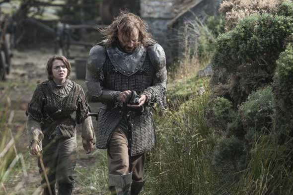 Arya stark (maisie williams) e sandor "cão de caça" clegane (rory mccann)