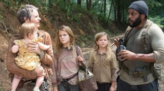 The walking dead s04e10 carol tyreese lizzie judith mika