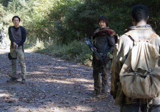 Glenn rhee (steven yeun), daryl dixon (norman reedus) e bob stookey (lawrence gilliard jr. ) no 13º episódio da 4ª temporada (s04e09) de the walking dead.