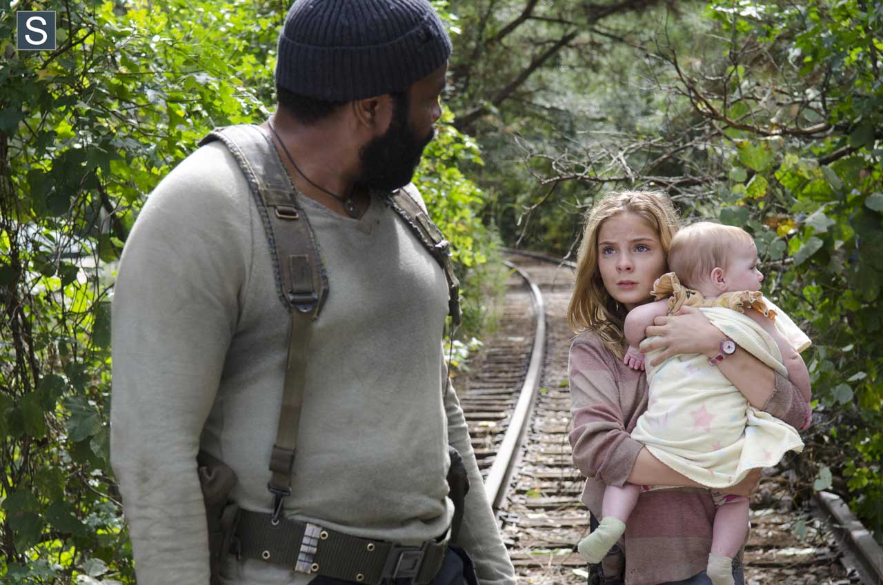 Tyreese (Chad Coleman) e Lizzie Samuels (Brighton Sharbino) no 14º episódio da 4ª Temporada de The Walking Dead.