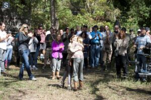 Kyla Kenedy (Mika Samuels) e Brighton Sharbino (Lizzie Samuels) no 14º episódio da 4ª Temporada de The Walking Dead.