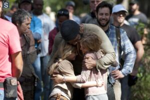 Melissa Suzanne McBride (Carol Peletier), Kyla Kenedy (Mika Samuels), Brighton Sharbino (Lizzie Samuels) e Chad Coleman (Tyreese) no 14º episódio da 4ª Temporada de The Walking Dead.