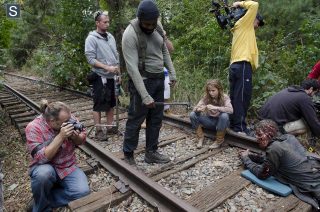 Greg nicotero (diretor executivo, maquiagem e efeitos), chad coleman (tyreese) e brighton sharbino (lizzie samuels) no 14º episódio da 4ª temporada de the walking dead.