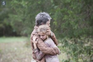 Carol (Melissa Suzanne McBride) e Lizzie Samuels (Brighton Sharbino) no 14º episódio da 4ª Temporada de The Walking Dead.