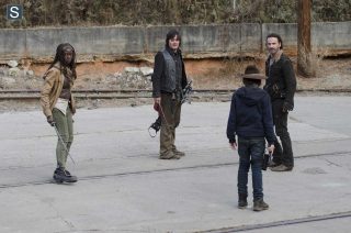 Michonne (danai gurira), daryl dixon (norman reedus), rick grimes (andrew lincoln) e carl grimes (chandler riggs) no 16º episódio da 4ª temporada de the walking dead.