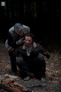 Rick grimes (andrew lincoln) e jeff kober (joe) no 16º episódio da 4ª temporada de the walking dead.