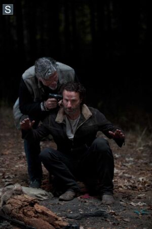 Rick Grimes (Andrew Lincoln) e Jeff Kober (Joe) no 16º episódio da 4ª Temporada de The Walking Dead.