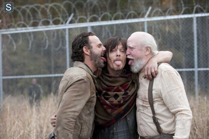 Andrew Lincoln (Rick Grimes), Norman Reedus (Daryl Dixon) e Scott Wilson (Hershel Greene) no 16º episódio da 4ª Temporada de The Walking Dead.