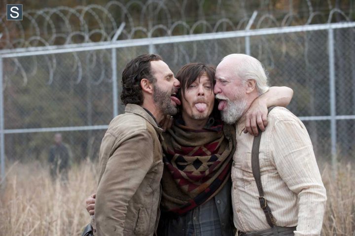 Andrew lincoln (rick grimes), norman reedus (daryl dixon) e scott wilson (hershel greene) no 16º episódio da 4ª temporada de the walking dead.