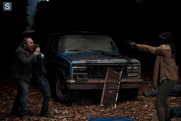 Dan (Keith Brooks), Carl Grimes (Chandler Riggs) e Michonne (Danai Gurira) no 16º episódio da 4ª Temporada de The Walking Dead.