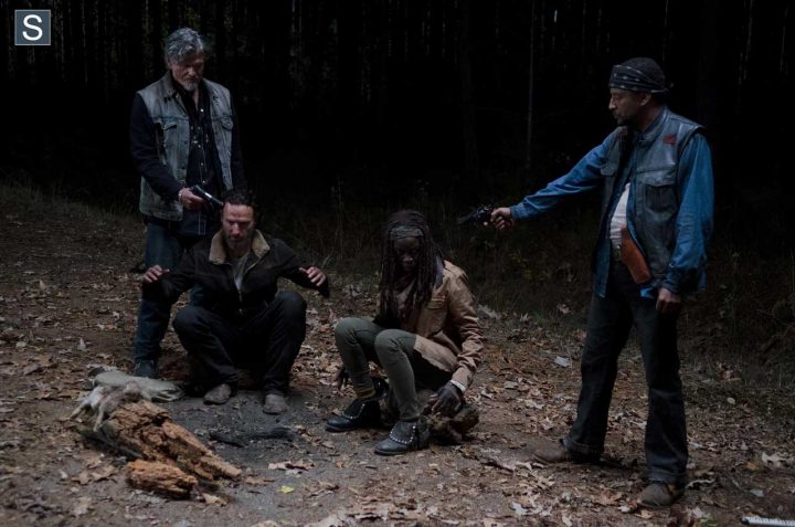 Jeff kober (joe), rick grimes (andrew lincoln), michonne (danai gurira) e davi jay (tony) no 16º episódio da 4ª temporada de the walking dead.