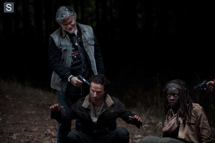 Rick grimes (andrew lincoln) e joe (jeff kober) no 16º episódio da 4ª temporada de the walking dead.