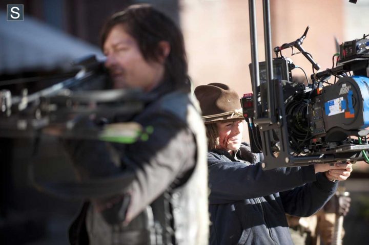 Norman reedus (daryl dixon) e chandler riggs (carl grimes) no 16º episódio da 4ª temporada de the walking dead.