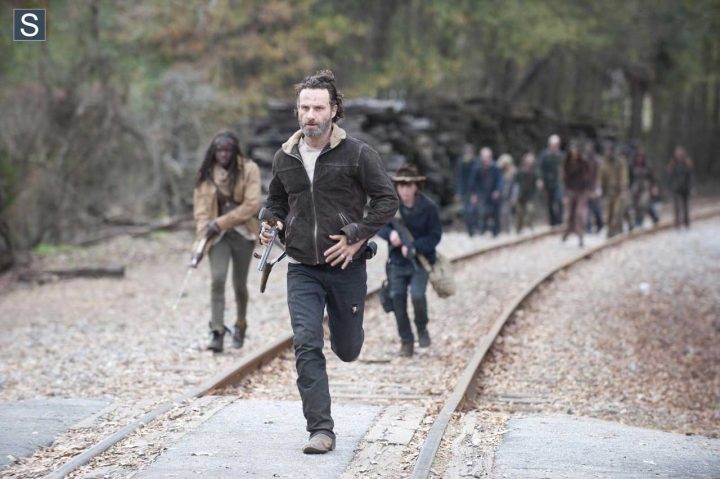 Michonne (danai gurira), rick grimes (andrew lincoln) e carl grimes (chandler riggs) no 16º episódio da 4ª temporada de the walking dead.