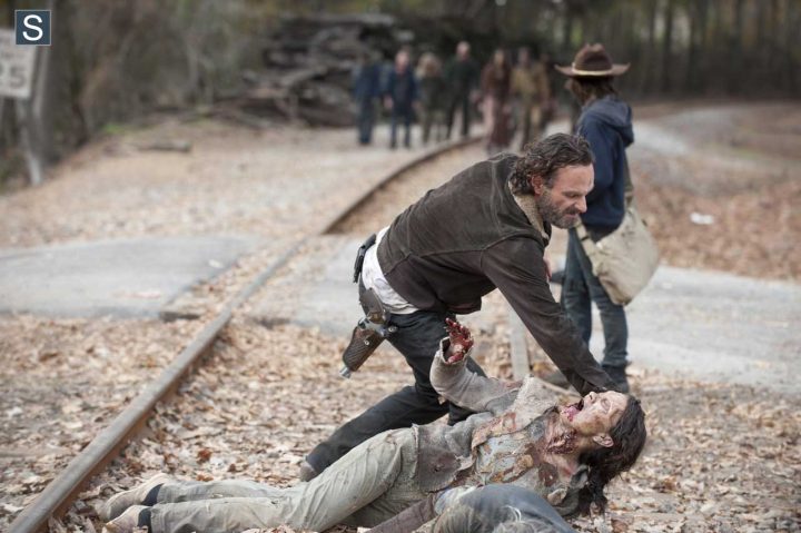 Rick grimes (andrew lincoln) e carl grimes (chandler riggs) no 16º episódio da 4ª temporada de the walking dead.