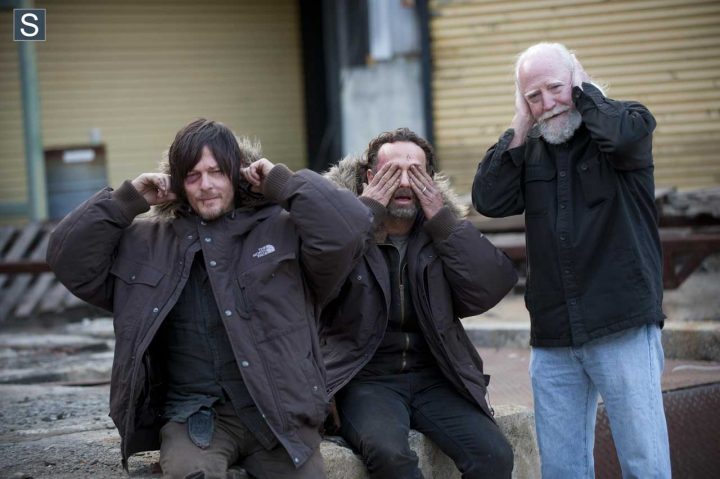 Norman reedus (daryl dixon), andrew lincoln (rick grimes) e scott wilson (hershel greene) nas gravações da 4ª temporada de the walking dead.