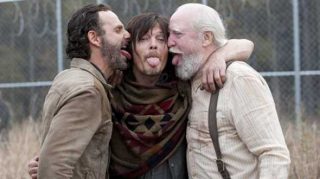 Andrew lincoln (rick grimes), norman reedus (daryl dixon) e scott wilson (hershel greene) no 16º episódio da 4ª temporada de the walking dead.