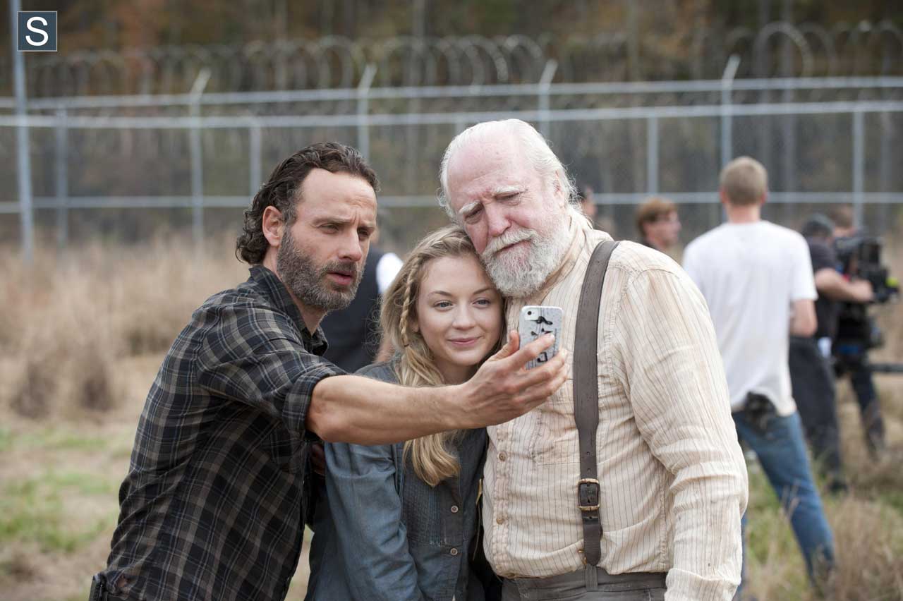 Andrew Lincoln (Rick Grimes), Emily Kinney (Beth Greene) e Scott Wilson (Hershel Greene) nas gravações da 4ª Temporada de The Walking Dead.