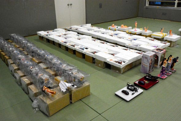 chinês-preso-action-figures-falsificadas-boa-hancock-1