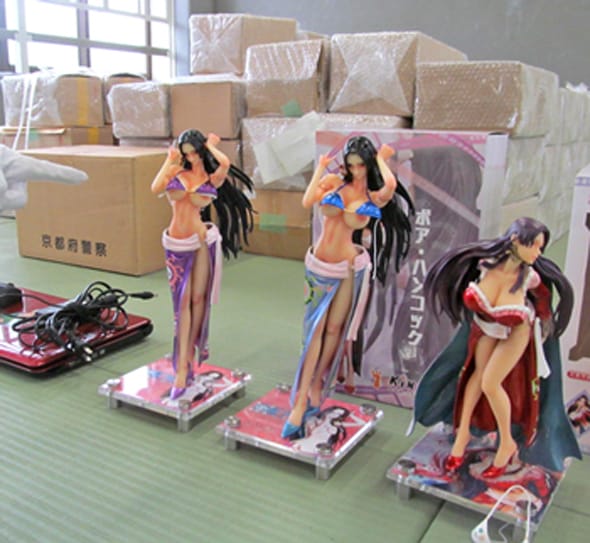 chinês-preso-action-figures-falsificadas-boa-hancock-3