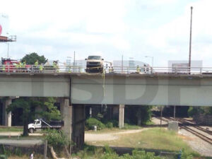 The Walking Dead 5 Temporada Van caindo do viaduto 1