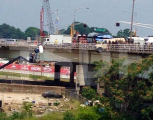 The Walking Dead 5 Temporada Van caindo do viaduto 3