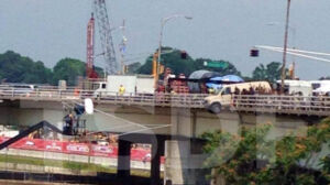 The Walking Dead 5 Temporada Van caindo do viaduto
