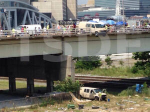 The Walking Dead 5 Temporada Van caindo do viaduto 6