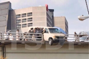 The Walking Dead 5 Temporada Van caindo do viaduto 61