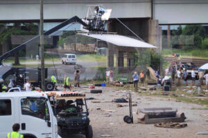 The Walking Dead 5 Temporada Van caindo do viaduto 9