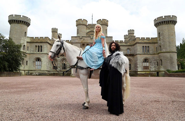 game-of-thrones-casamento-de-fãs-daenerys-jon-snow-casal-cavalo