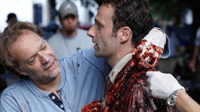 Greg nicotero, produtor, diretor e chefe de maquiagem e efeitos, com andrew lincoln, o rick, nos bastidores da 1ª temporada de the walking dead.