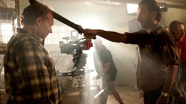 The-Walking-Dead-Imagens-Bastidores-3-Temporada-Greg-Nicotero-Andrew-Lincoln-Facão