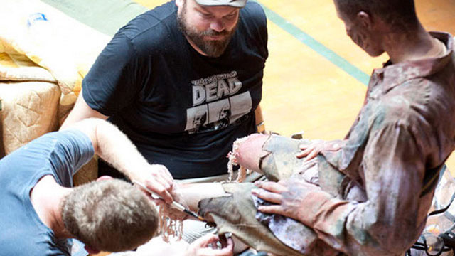 The-Walking-Dead-Imagens-Bastidores-Garrett-Immel-Kevin-Wasner-Zumbi