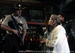 the walking dead s01e04 foto 08 rick abuela