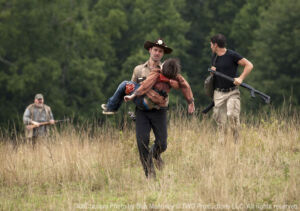 the walking dead s02e02 foto 04 otis rick carl shane