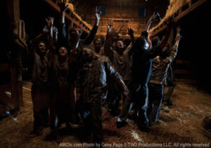 the walking dead s02e05 foto 10 zumbis celeiro