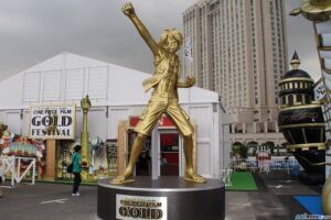 One Piece Film Gold Festival Odaiba 2016 Luffy Estátua Dourada 1