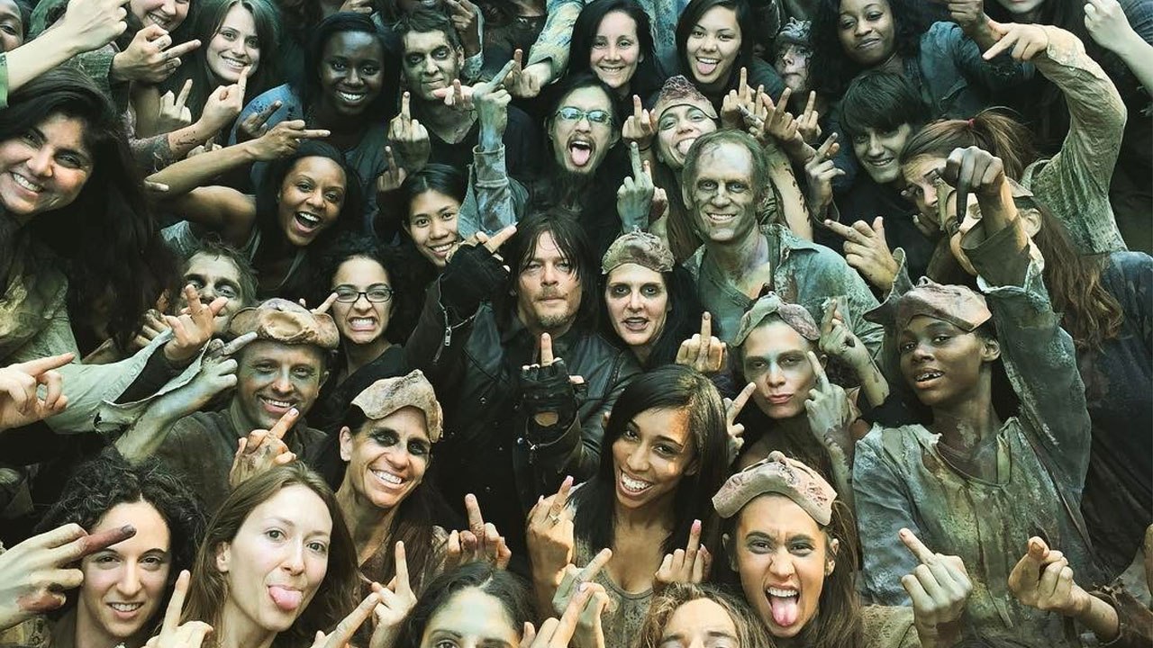 Norman Reedus publica foto com dezenas de zumbis de The Walking Dead