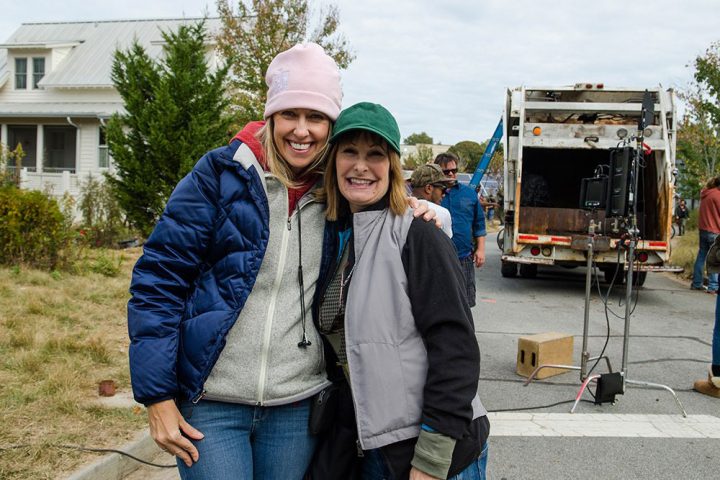 The walking dead s07e16 foto bastidores 09 denise huth gale anne hurd