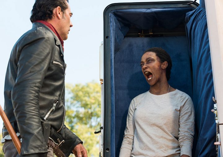 Negan depara com sasha zumbificada no 16º episódio da 7ª temporada de the walking dead.