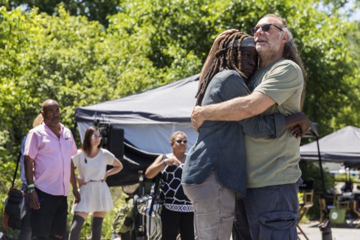 The walking dead 8 temporada s08e01 bastidores 10 danai gurira greg nicotero