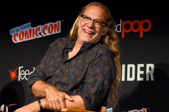 Greg Nicotero será o diretor do episódio de estreia da 9ª temporada de The Walking Dead