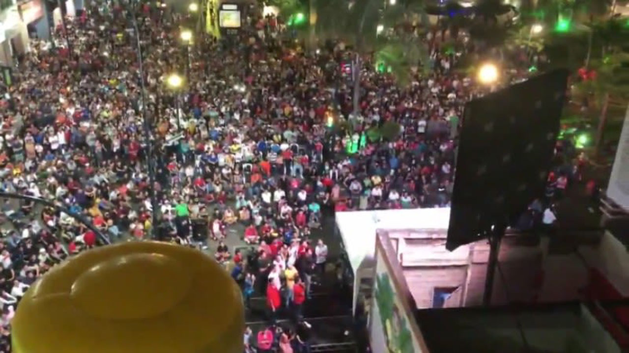 Milhares de fãs se reúnem para assistir ‘Dragon Ball Super’ em praça