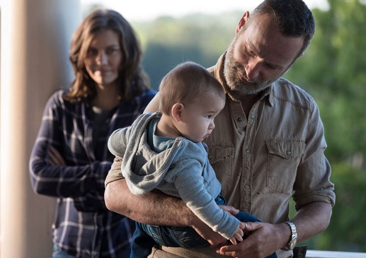 Rick segura hershel rhee ainda bebê, no 1º episódio da 9ª temporada de the walking dead.