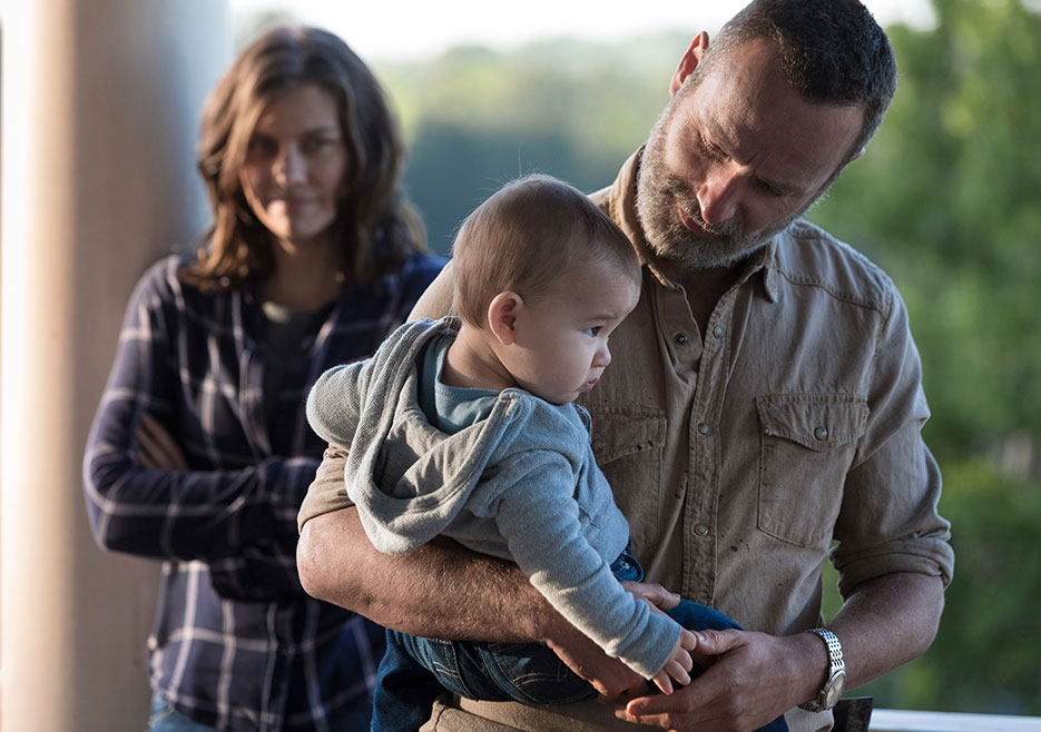 Rick segura Hershel Rhee ainda bebê, no 1º episódio da 9ª temporada de The Walking Dead.