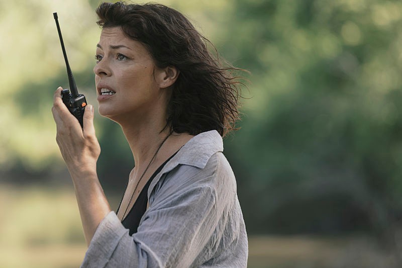 Jadis/Anne se comunica com o grupo do helicóptero, no 5º episódio da 9ª temporada de The Walking Dead.